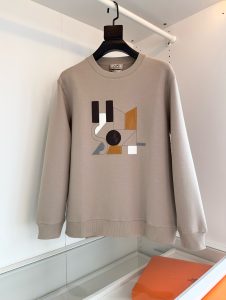 P480 爱马仕(Hermès) 2024秋冬 皮革几何细节 圆领运动衫套头卫衣 Jeu d'Adresse”羊羔皮贴饰 针织螺纹 不易版型 合体的版型 面料采用 奥地利莫代尔纤维 被誉为会呼吸的空气层面料通过结构设计采用里、中、外三片的织物结构从而在织物中形成空气夹层 .蓬松性好 手感Q弹力.以形成静止空气层从而达到保暖效果抗皱性佳入手柔软舒适亲 肤爽滑透气保暖面料整体又有着很好的骨干整体上身挺拔有型！88262颜色   黑色 卡其色 灰色  码数M 3XL 2002001试穿172 148穿L合适-高仿包包