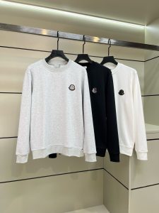 P520 Moncler蒙口 高版本 稳定货源销售期长 简约时尚的商务格调在 MON 来自老牌贸易渠道的货品,一贯以稳定的优异品质取胜,适合所有人群！2024秋季胸口最新徽标经典字母装饰男士运动长袖卫衣 100%棉材质从不简单.采用意大利进口全棉面料,看是平凡无奇实则大有学问.手感非常细腻柔软,工整严谨细致.真正的区别于一般棉质,到手即可明白...亮点不像众多品牌,只有简约大方而不缺失时尚的字母小logo工整对称且非常具有美感辨识度极高喜欢的老铁可以必要入手
尺码：S-XL
数据参考：
S码:胸围106cm-肩宽45cm-衣长68cm-袖长66cm
M码:胸围110cm-肩宽46cm-衣长69cm-袖长67cm
L码:胸围114cm-肩宽47cm-衣长70cm-袖长68cm
XL码:胸围118cm-肩宽48cm-衣长71cm-袖长69cm-高仿包包
