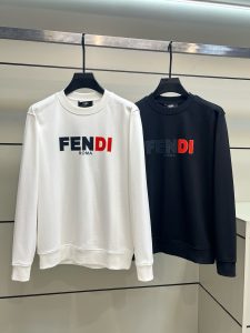 P520 FENDI芬迪 高版本 稳定货源销售期长 简约时尚的商务格调 来自老牌贸易渠道的货品,一贯以稳定的优异品质取胜,适合所有人群2024秋冬经典品牌字母logo刺绣字母装饰男士运动长袖卫衣！
 100%棉材质从不简单.采用意大利进口全棉面料,看是平凡无奇实则大有学问.手感非常细腻柔软,工整严谨细致.真正的区别于一般棉质,到手即可明白...亮点不像众多品牌,只有简约大方而不缺失时尚的字母logo工整对称且非常具有美感辨识度极高喜欢的老铁可以必要入手！
尺码：S-XL
数据参考：
S码:胸围106cm-肩宽45cm-衣长68cm-袖长66cm
M码:胸围110cm-肩宽46cm-衣长69cm-袖长67cm
L码:胸围114cm-肩宽47cm-衣长70cm-袖长68cm
XL码:胸围118cm-肩宽48cm-衣长71cm-袖长69cm-高仿包包