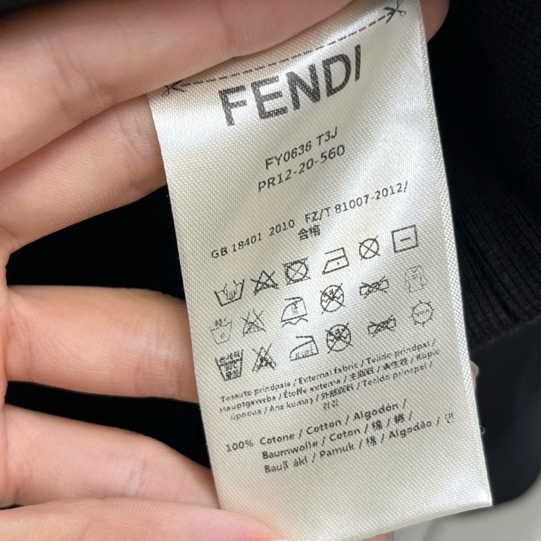 图片[8]-P540 FENDI芬迪 高版本 稳定货源销售期长 2024秋冬FD字母胶印系列套头卫衣 贸易公司渠道稀出领先官网发售！香港洋行渠道货纯正血统品质原厂代工出品男女同款渐变FF徽章贴布宽松休闲套头卫衣衫！贸易公司渠道稀出同步官网发售14700RMB！
精简的时尚感,感受英式风格的独特气质.崇尚个性未来,青春,创意…客供100%太空棉面料,内里织面质感超强,工整细致.质感顺滑细腻,舒适透气.裁剪工艺到位上身绝对足够完美.采用数械刺绣缝线工艺打造圆润立体格外美观,体现精致细腻的工艺感,色泽亮丽.严密罗纹针织领口工整细致不变型,精湛的工艺无懈可击.
尺码:S-XL 
S码:胸围106cm-肩宽45cm-衣长68cm-袖长66cm
M码:胸围110cm-肩宽46cm-衣长69cm-袖长67cm
L码:胸围114cm-肩宽47cm-衣长70cm-袖长68cm
XL码:胸围118cm-肩宽48cm-衣长71cm-袖长69cm-高仿包包