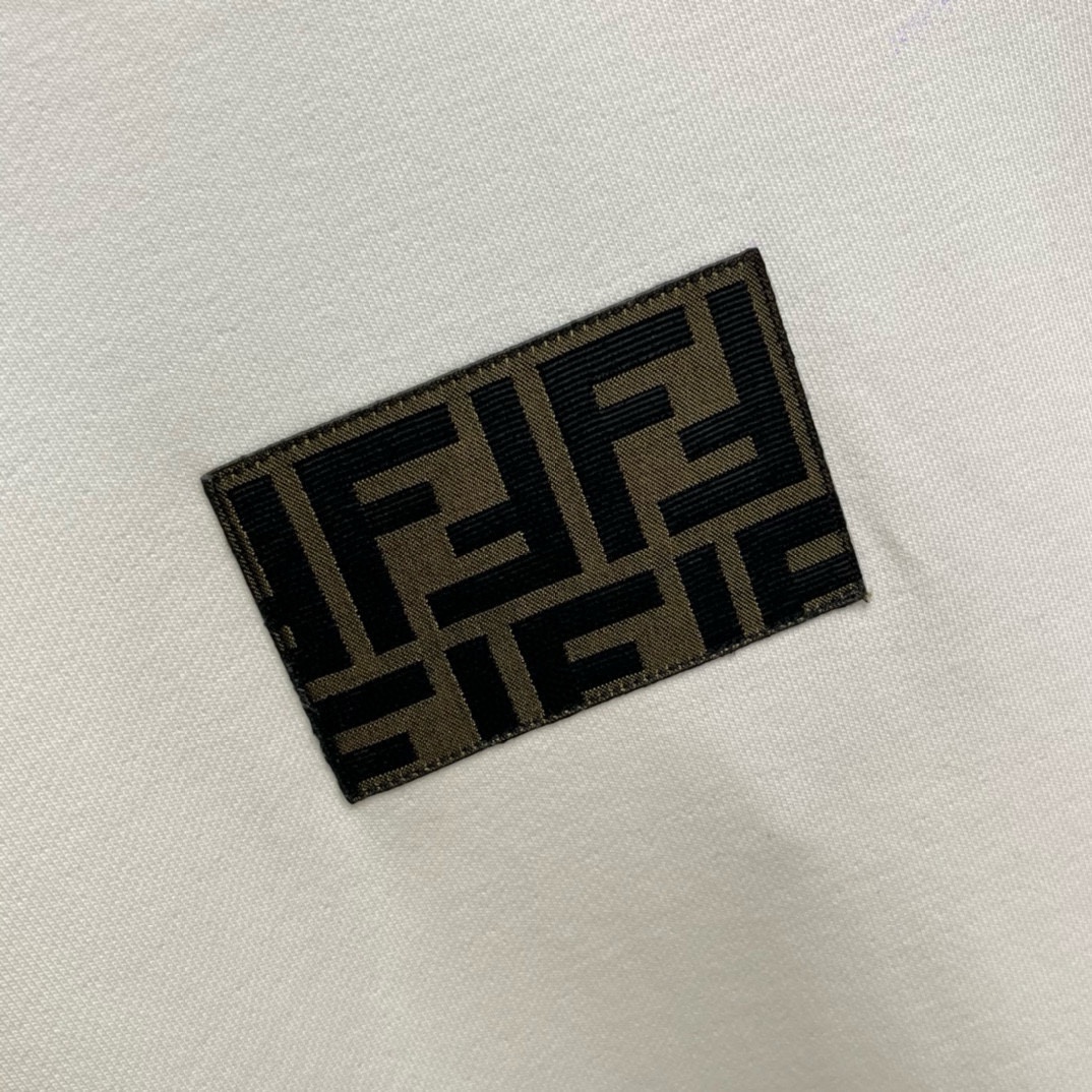 图片[7]-P540 FENDI芬迪 高版本 稳定货源销售期长 2024秋冬FD字母胶印系列套头卫衣 贸易公司渠道稀出领先官网发售！香港洋行渠道货纯正血统品质原厂代工出品男女同款渐变FF徽章贴布宽松休闲套头卫衣衫！贸易公司渠道稀出同步官网发售14700RMB！
精简的时尚感,感受英式风格的独特气质.崇尚个性未来,青春,创意…客供100%太空棉面料,内里织面质感超强,工整细致.质感顺滑细腻,舒适透气.裁剪工艺到位上身绝对足够完美.采用数械刺绣缝线工艺打造圆润立体格外美观,体现精致细腻的工艺感,色泽亮丽.严密罗纹针织领口工整细致不变型,精湛的工艺无懈可击.
尺码:S-XL 
S码:胸围106cm-肩宽45cm-衣长68cm-袖长66cm
M码:胸围110cm-肩宽46cm-衣长69cm-袖长67cm
L码:胸围114cm-肩宽47cm-衣长70cm-袖长68cm
XL码:胸围118cm-肩宽48cm-衣长71cm-袖长69cm-高仿包包