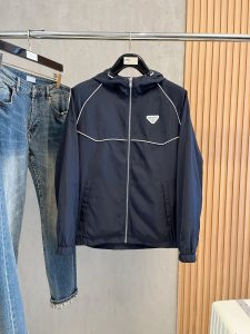 P860 Prada普拉达 2024秋冬新款爆款休闲时尚夹克外套 超前卫设计风格 细腻舒适 穿着非常轻便不易起皱多重重工艺 整体的设计颇具视觉感上身休闲有型有一定的挺括度绝对走在时尚最尖端的气质感推荐都市休闲必备
码数：M~3XL（48-56）-高仿包包