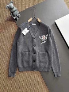 P620 Moncler蒙口 2024秋冬发售必备时尚高品质圆领针织开衫毛衣！最为出色百搭的实穿利器！高端订制羊毛混纺材质最具时尚元素设计点缀 柔顺保暖不扎身！随意搭配都是非常容易出造型！无论单穿内搭都是超级出色强烈建议入手！细节档次感非常到位！强烈推荐！！！尺码：M-3XL（175 140斤穿L修身 最大穿190斤）-高仿包包
