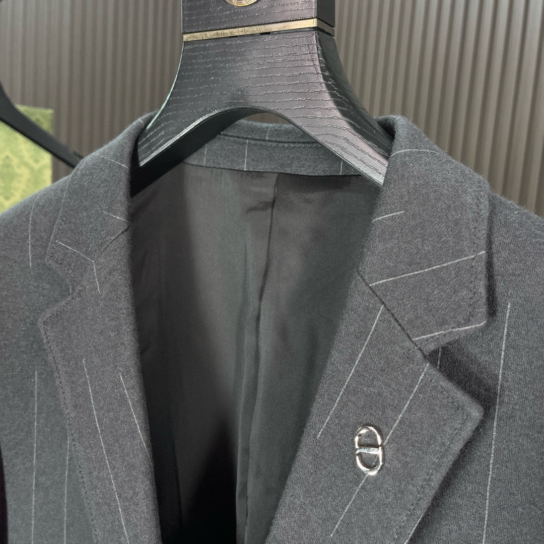 图片[4]-P860 Dior迪奥 24//秋冬新品西装西服 舒适羊毛混纺面料 ！特彰显气质的休闲便西/单西高级时装款#进口特定羊毛面料单西面料:38%羊毛30%聚酯纤维27%粘纤5%氨纶里料:100%聚酯纤维！高颜值且品型兼备的一款西装单西属于衣橱不可或缺的必备单品属于出街拗造型的杀手锏级的独门利器属于衡量男人品味的一张名片具备独特的属性功能可以横跨四季穿搭！ 设计从而一终地传达了一种根植于高品质手工艺术与精准剪裁的美式情感可以让西装单品变得更有趣味性更具时髦感挑战古板传统式西装可商务休闲可高街拗造型重塑时装审美建立全新的高奢品味、英伦学院、新贵绅士专属产物！ 市面稀缺罕见品相一流无论从工艺设计还是版型及面料都堪称上乘相当震撼！超高密度且精细质地挺刮细腻并具备良好的免烫抗皱功能延展性非常优越细节精致考究极大的丰富了整体视觉颇具时髦感！ 剪裁无敌立体修身裁剪与塑造简洁时尚的高级感驾驭各种场合可遇而不可求的极品！M-3XL 178 140斤穿L修身 最大穿190斤-高仿包包
