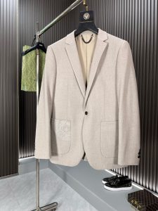 P860 VER范思哲 2024秋冬新款男士羊毛休闲西装西服外套发售作为该品牌的典型招牌单品采用客供顶级进口羊毛面料黄金级面料以其特殊的视觉与触觉机理增加了服装的质感和审美感经典的意式剪裁大气完美成衣剪裁造型效果脱颖而出非常有腔调的一款便西尺码：M-3XL 178 140斤穿L修身 最大穿190斤-高仿包包