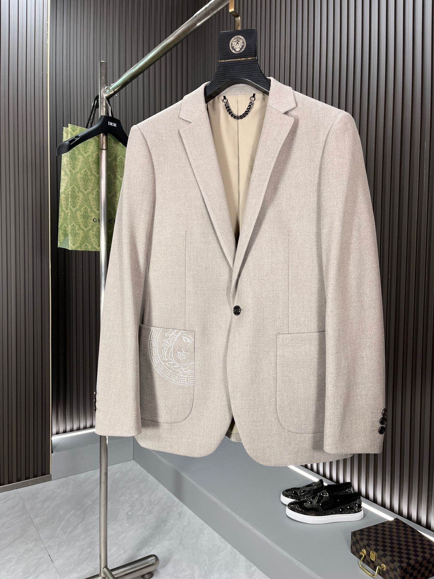 P860 VER范思哲 2024秋冬新款男士羊毛休闲西装西服外套发售作为该品牌的典型招牌单品采用客供顶级进口羊毛面料黄金级面料以其特殊的视觉与触觉机理增加了服装的质感和审美感经典的意式剪裁大气完美成衣剪裁造型效果脱颖而出非常有腔调的一款便西尺码：M-3XL 178 140斤穿L修身 最大穿190斤-高仿包包