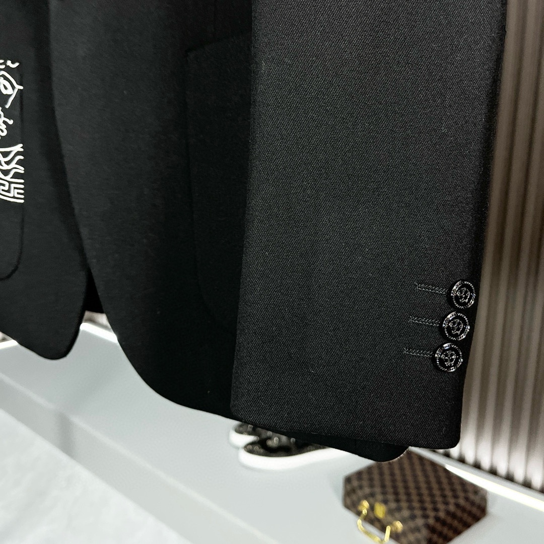 图片[8]-P860 VER范思哲 2024秋冬新款男士羊毛休闲西装西服外套发售作为该品牌的典型招牌单品采用客供顶级进口羊毛面料黄金级面料以其特殊的视觉与触觉机理增加了服装的质感和审美感经典的意式剪裁大气完美成衣剪裁造型效果脱颖而出非常有腔调的一款便西尺码：M-3XL 178 140斤穿L修身 最大穿190斤-高仿包包