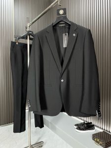 P1020 DG杜嘉班纳 24ss秋冬季新款套装西装西服！潮流时尚界的长青树商旅精英衣橱必备臻品男士正装穿搭一粒扣西服品牌经典Logo标记超级大方平驳衣领领口配好看的胸针高雅大方的纯色系后中两侧开衩设计每季度都会出的经典款！穿上版型真的很棒强烈安利！
利落而符合人体学的裁剪上身挺拔帅气舒适修身绅士风度一览无遗精选西服面料20%羊毛18%粘纤58%聚酯纤维4%氨纶手感柔软而细腻光泽和弹性较好廓型感和松紧收腰裁剪为型男们的着装平添更多舒适度显瘦而不失帅气！
用于制作高端职业装和商务正装套装范*哲以经典庄重的设计风格闻名世界西装制作工艺要求高费时长四季可穿的高级商务休闲西服套装！
面料平整,手感爽滑丰满滑糯,外观挺括,甄选篙品质羊毛原料,扎扎实实用料品质看得见
关于细节：高端西服现代感裁剪传统裁剪艺术与现代化制作工艺融合采用全进口自动剪裁裁片每一片布料几乎零误差再由顶级裁缝师手工缝合保证每一处的服帖与美感前身两道收省根据人体功效学原理修身但不紧身西裤腰两侧松紧可调节！
经典驳领设计款式经典不守旧简洁大方坚持手缝工艺品均出自老师傅之手按照每米工时报价耗时耗力每一针都是严谨精良无论正面反面都无任何毛边和针脚手工上袖手工钉扣手工定标随处可见手工的走线等等细腻爽滑有效降低秋冬静电表里如一的高笈感值得任何一位男士入手各种正式场合都能撑起你的面子！
❤️❤️❤️温馨提示：西装不单卖不单独分开
尺码：46～54
上装
46码：胸围100-肩宽43-袖长62-衣长69
48码：胸围104-肩宽44-袖长63-衣长70
50码：胸围108-肩宽45-袖长64-衣长71
52码：胸围112-肩宽46-袖长65-衣长72
54码：胸围116-肩宽47-袖长66-衣长73
下装
46码：腰围80-臀围104-裤长111
48码：腰围82-臀围108-裤长111
50码：腰围84-臀围112-裤长112
52码：腰围86-臀围116-裤长112
54码：腰围88-臀围120-裤长113-高仿包包