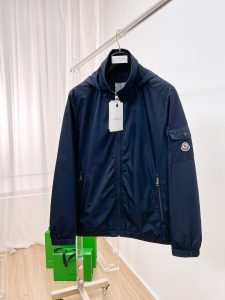 P860 Moncler蒙口 2024秋冬新款爆款休闲时尚夹克 超前卫设计风格 细腻舒适 穿着非常轻便不易起皱多重重工艺 整体的设计颇具视觉感上身休闲有型有一定的挺括度绝对走在时尚最尖端的气质感推荐都市休闲必备
码数：M~3XL（48-56）-高仿包包