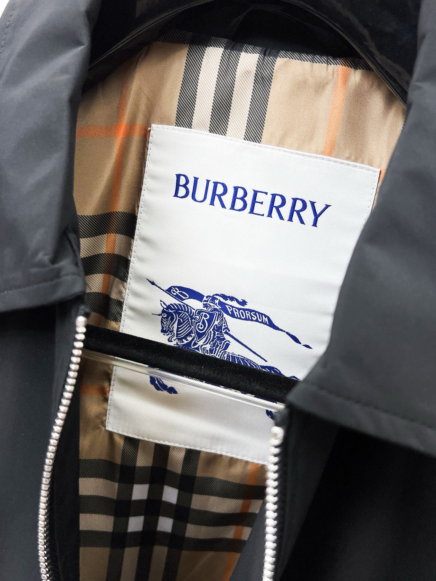 图片[6]-P860 Burberry博柏利 2024秋冬新款爆款休闲时尚夹克 超前卫设计风格 细腻舒适 穿着非常轻便不易起皱多重重工艺 整体的设计颇具视觉感上身休闲有型有一定的挺括度绝对走在时尚最尖端的气质感推荐都市休闲必备
码数：M~3XL（48-56）-高仿包包
