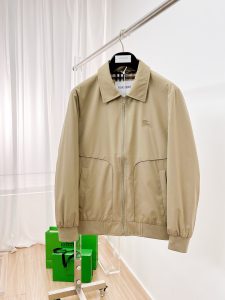 P860 Burberry博柏利 2024秋冬新款爆款休闲时尚夹克 超前卫设计风格 细腻舒适 穿着非常轻便不易起皱多重重工艺 整体的设计颇具视觉感上身休闲有型有一定的挺括度绝对走在时尚最尖端的气质感推荐都市休闲必备
码数：M~3XL（48-56）-高仿包包