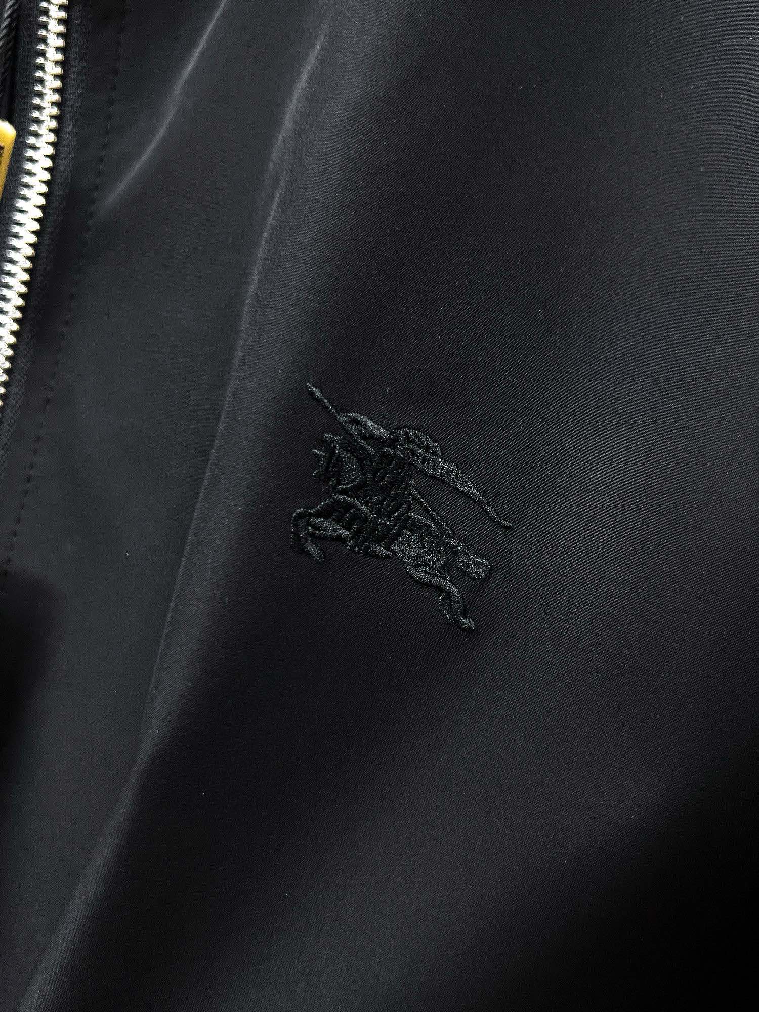 图片[4]-P860 Burberry博柏利 2024秋冬新款爆款休闲时尚夹克 超前卫设计风格 细腻舒适 穿着非常轻便不易起皱多重重工艺 整体的设计颇具视觉感上身休闲有型有一定的挺括度绝对走在时尚最尖端的气质感推荐都市休闲必备
码数：M~3XL（48-56）-高仿包包