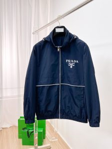 P860 Prada普拉达 2024秋冬新款爆款休闲时尚夹克 超前卫设计风格 细腻舒适 穿着非常轻便不易起皱多重重工艺 整体的设计颇具视觉感上身休闲有型有一定的挺括度绝对走在时尚最尖端的气质感推荐都市休闲必备
码数：M~3XL（48-56）-高仿包包