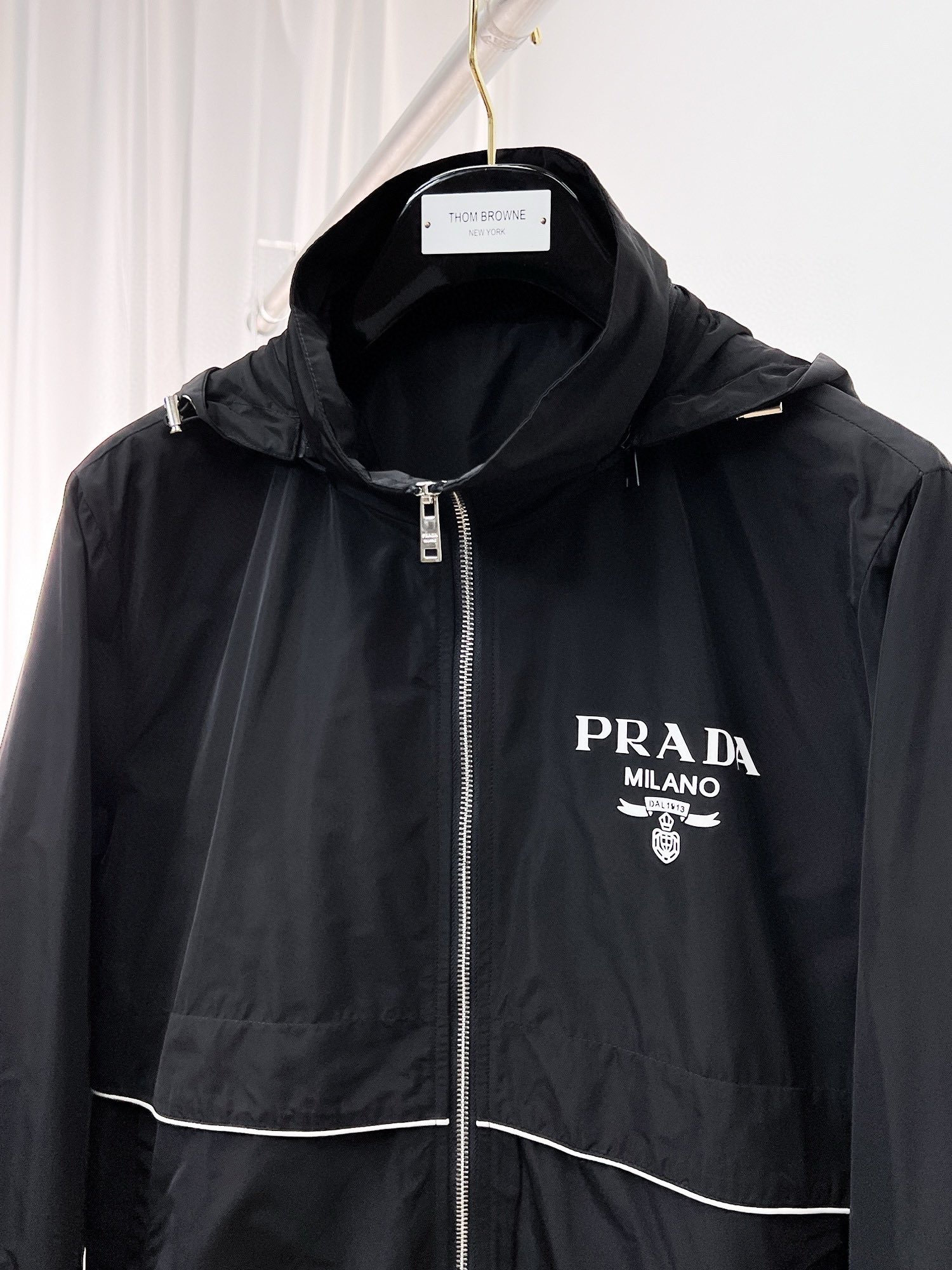 图片[3]-P860 Prada普拉达 2024秋冬新款爆款休闲时尚夹克 超前卫设计风格 细腻舒适 穿着非常轻便不易起皱多重重工艺 整体的设计颇具视觉感上身休闲有型有一定的挺括度绝对走在时尚最尖端的气质感推荐都市休闲必备
码数：M~3XL（48-56）-高仿包包