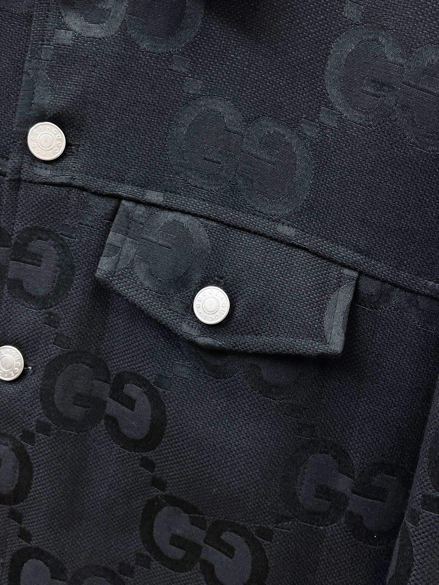 图片[5]-P900 Gucci古驰 2024秋冬新款爆款休闲时尚夹克 超前卫设计风格 细腻舒适 穿着非常轻便不易起皱多重重工艺 整体的设计颇具视觉感上身休闲有型有一定的挺括度绝对走在时尚最尖端的气质感推荐都市休闲必备
码数：M~3XL（48-56）-高仿包包