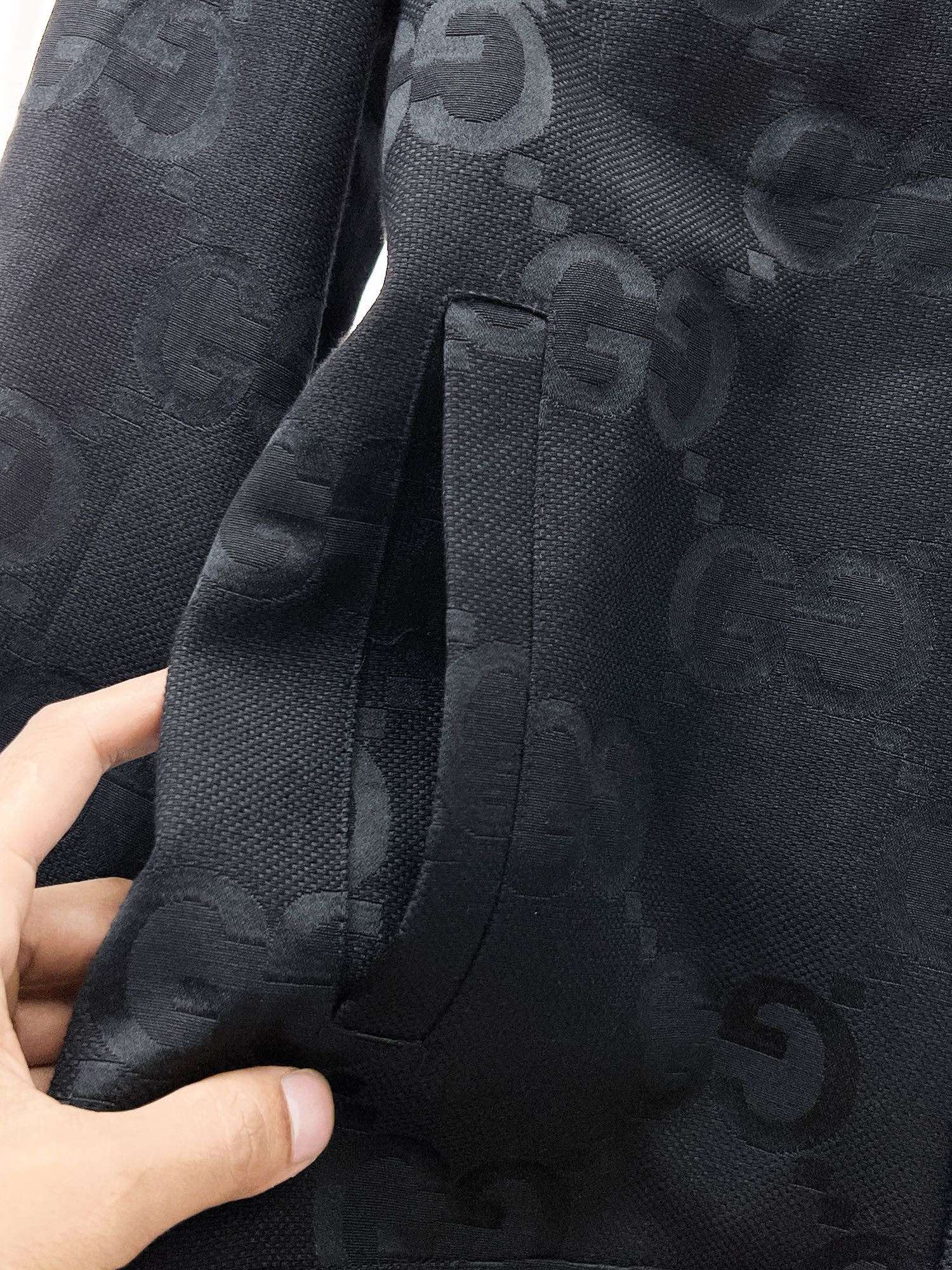 图片[7]-P900 Gucci古驰 2024秋冬新款爆款休闲时尚夹克 超前卫设计风格 细腻舒适 穿着非常轻便不易起皱多重重工艺 整体的设计颇具视觉感上身休闲有型有一定的挺括度绝对走在时尚最尖端的气质感推荐都市休闲必备
码数：M~3XL（48-56）-高仿包包