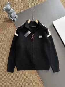 P620 DG杜嘉班纳 2024秋冬发售必备时尚高品质圆领针织开衫毛衣！最为出色百搭的实穿利器！高端订制羊毛混纺材质最具时尚元素设计点缀 柔顺保暖不扎身！随意搭配都是非常容易出造型！无论单穿内搭都是超级出色强烈建议入手！细节档次感非常到位！强烈推荐！！！尺码：M-3XL（175 140斤穿L修身 最大穿190斤）-高仿包包