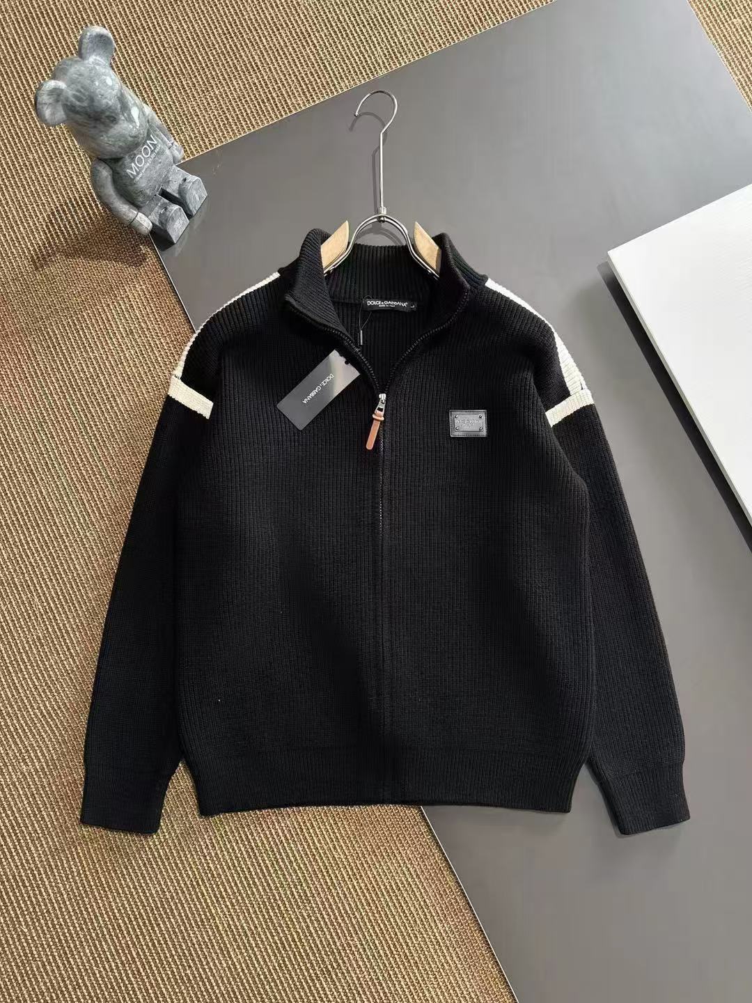 P620 DG杜嘉班纳 2024秋冬发售必备时尚高品质圆领针织开衫毛衣！最为出色百搭的实穿利器！高端订制羊毛混纺材质最具时尚元素设计点缀 柔顺保暖不扎身！随意搭配都是非常容易出造型！无论单穿内搭都是超级出色强烈建议入手！细节档次感非常到位！强烈推荐！！！尺码：M-3XL（175 140斤穿L修身 最大穿190斤）-高仿包包