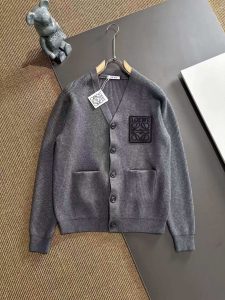 P620 Loewe罗意威 2024秋冬发售必备时尚高品质圆领针织开衫毛衣！最为出色百搭的实穿利器！高端订制羊毛混纺材质最具时尚元素设计点缀 柔顺保暖不扎身！随意搭配都是非常容易出造型！无论单穿内搭都是超级出色强烈建议入手！细节档次感非常到位！强烈推荐！！！尺码：M-3XL（175 140斤穿L修身 最大穿190斤）-高仿包包