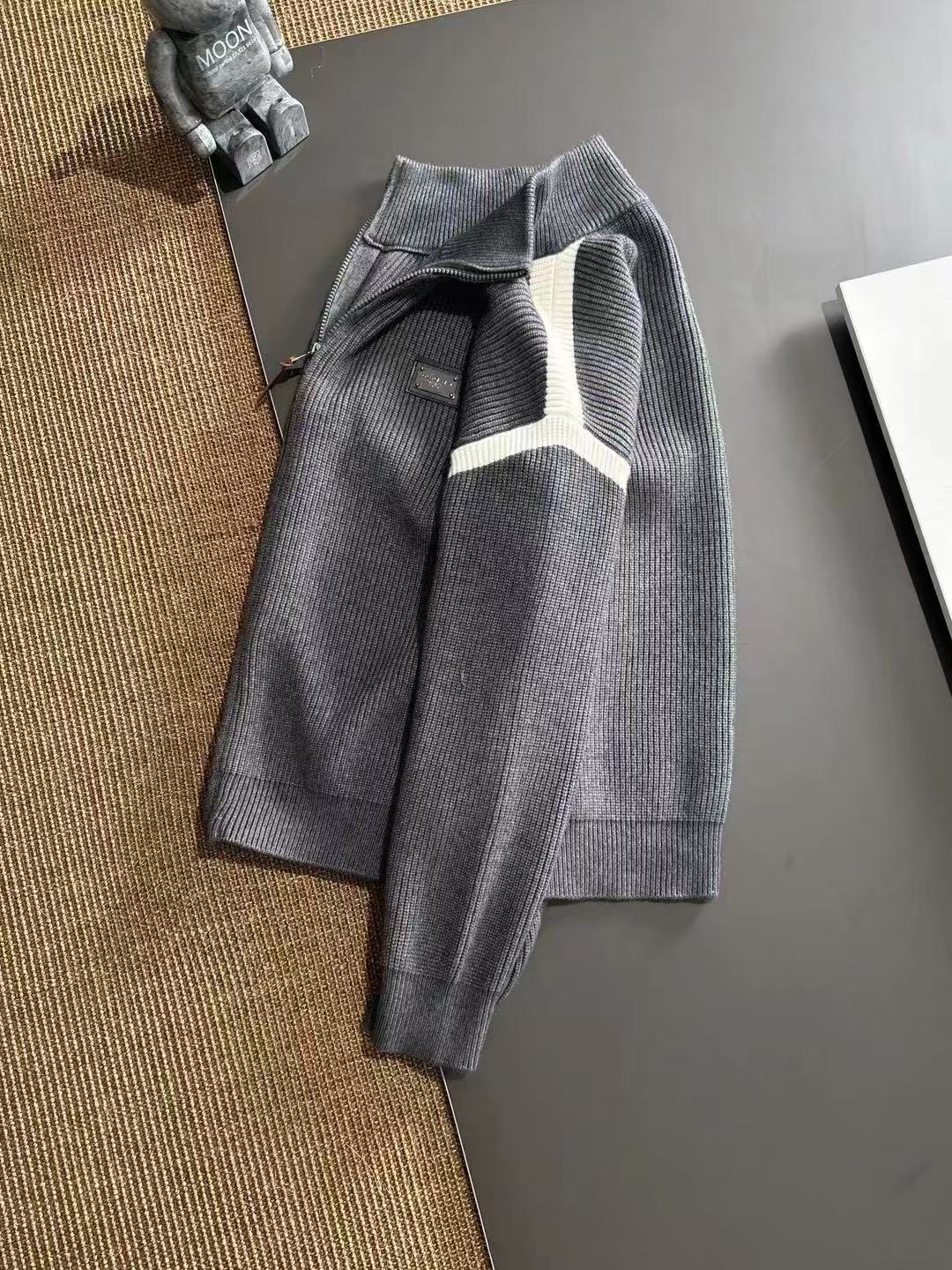 图片[3]-P620 Loewe罗意威 2024秋冬发售必备时尚高品质圆领针织开衫毛衣！最为出色百搭的实穿利器！高端订制羊毛混纺材质最具时尚元素设计点缀 柔顺保暖不扎身！随意搭配都是非常容易出造型！无论单穿内搭都是超级出色强烈建议入手！细节档次感非常到位！强烈推荐！！！尺码：M-3XL（175 140斤穿L修身 最大穿190斤）-高仿包包