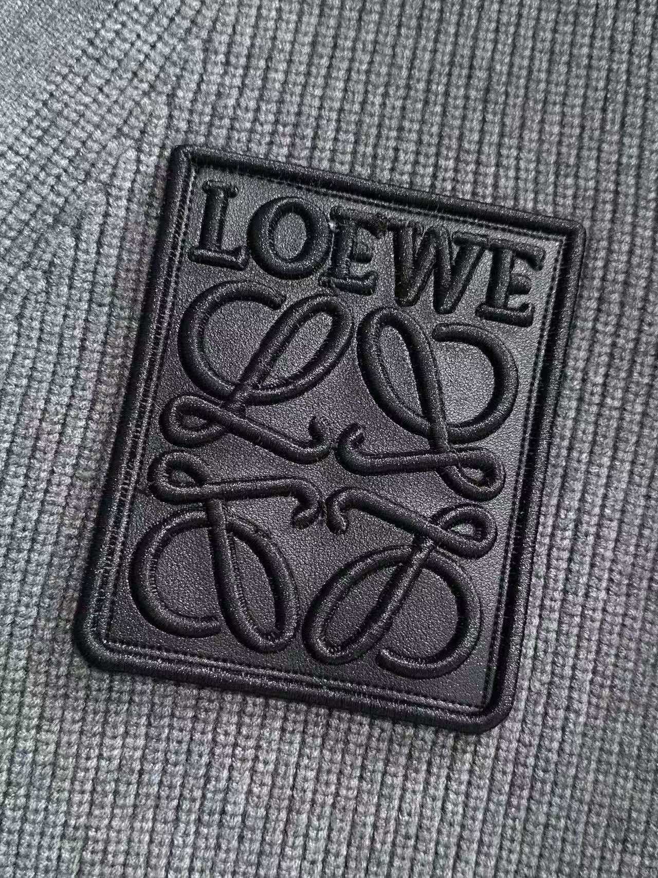 图片[7]-P620 Loewe罗意威 2024秋冬发售必备时尚高品质圆领针织开衫毛衣！最为出色百搭的实穿利器！高端订制羊毛混纺材质最具时尚元素设计点缀 柔顺保暖不扎身！随意搭配都是非常容易出造型！无论单穿内搭都是超级出色强烈建议入手！细节档次感非常到位！强烈推荐！！！尺码：M-3XL（175 140斤穿L修身 最大穿190斤）-高仿包包