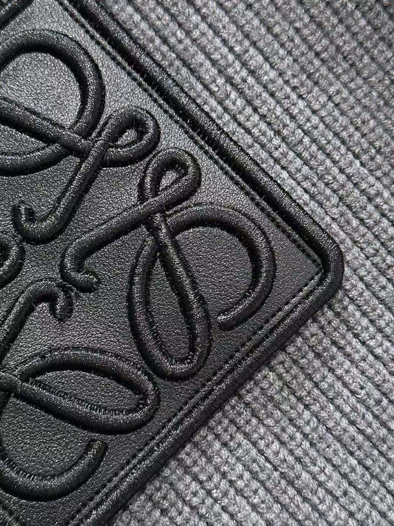 图片[9]-P620 Loewe罗意威 2024秋冬发售必备时尚高品质圆领针织开衫毛衣！最为出色百搭的实穿利器！高端订制羊毛混纺材质最具时尚元素设计点缀 柔顺保暖不扎身！随意搭配都是非常容易出造型！无论单穿内搭都是超级出色强烈建议入手！细节档次感非常到位！强烈推荐！！！尺码：M-3XL（175 140斤穿L修身 最大穿190斤）-高仿包包