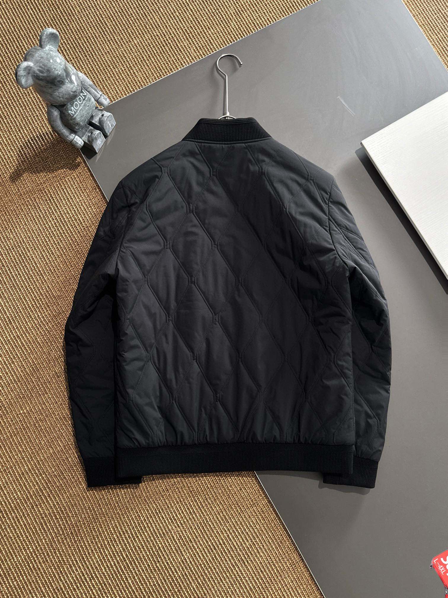 图片[2]-P700 Burberry博柏利 2024秋冬新款爆款休闲时尚轻薄棉服棉衣夹克 超前卫设计风格 细腻舒适 穿着非常轻便不易起皱多重重工艺 整体的设计颇具视觉感上身休闲有型有一定的挺括度绝对走在时尚最尖端的气质感推荐都市休闲必备
码数：L-4XL修身版型 178 140斤推荐XL-高仿包包