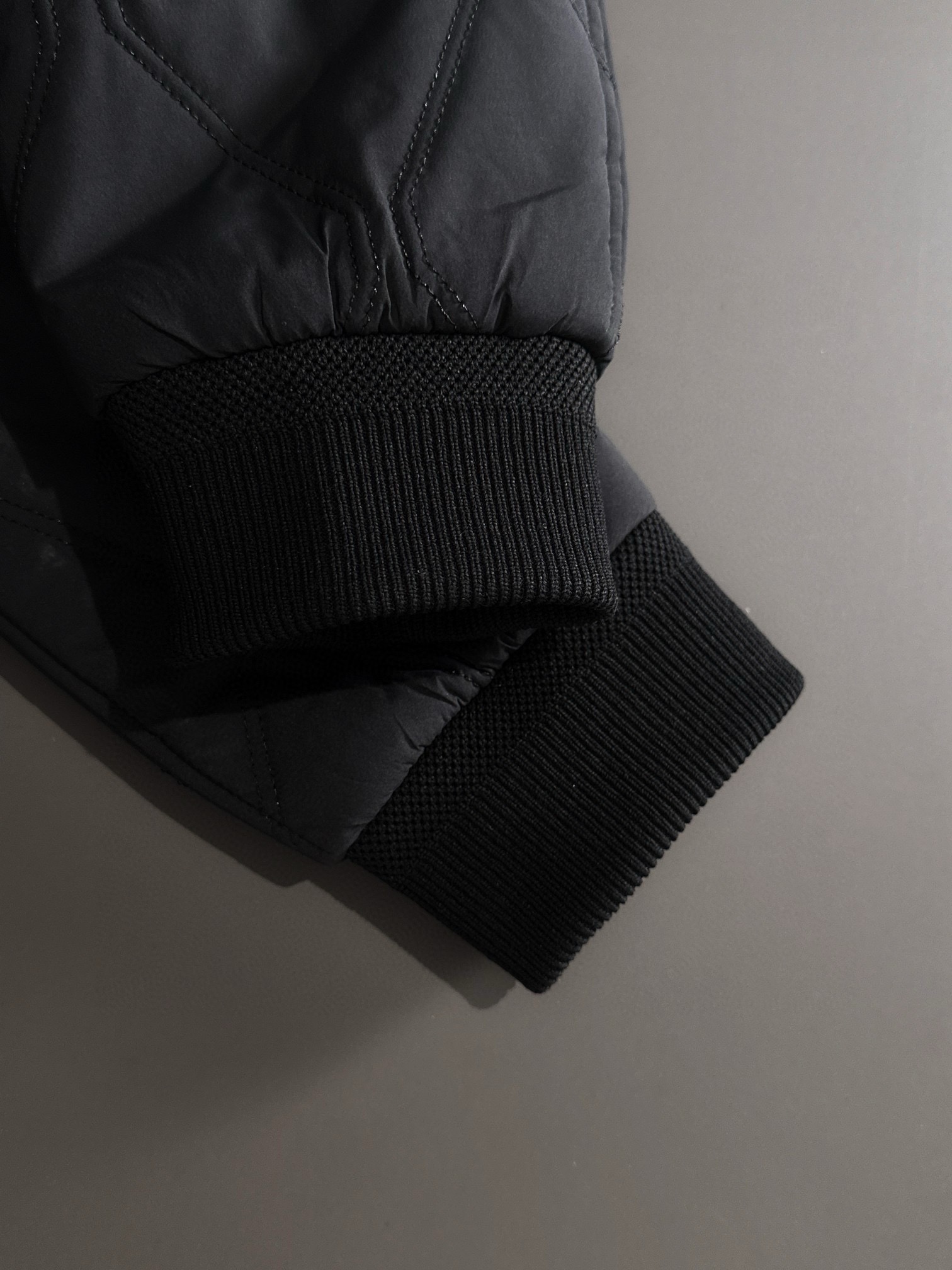 图片[9]-P700 Burberry博柏利 2024秋冬新款爆款休闲时尚轻薄棉服棉衣夹克 超前卫设计风格 细腻舒适 穿着非常轻便不易起皱多重重工艺 整体的设计颇具视觉感上身休闲有型有一定的挺括度绝对走在时尚最尖端的气质感推荐都市休闲必备
码数：L-4XL修身版型 178 140斤推荐XL-高仿包包