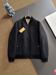 P700 Burberry博柏利 2024秋冬新款爆款休闲时尚轻薄棉服棉衣夹克 超前卫设计风格 细腻舒适 穿着非常轻便不易起皱多重重工艺 整体的设计颇具视觉感上身休闲有型有一定的挺括度绝对走在时尚最尖端的气质感推荐都市休闲必备
码数：L-4XL修身版型 178 140斤推荐XL-高仿包包