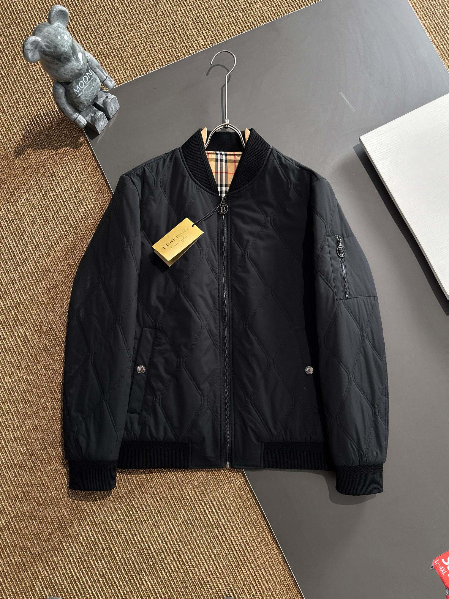 P700 Burberry博柏利 2024秋冬新款爆款休闲时尚轻薄棉服棉衣夹克 超前卫设计风格 细腻舒适 穿着非常轻便不易起皱多重重工艺 整体的设计颇具视觉感上身休闲有型有一定的挺括度绝对走在时尚最尖端的气质感推荐都市休闲必备
码数：L-4XL修身版型 178 140斤推荐XL-高仿包包
