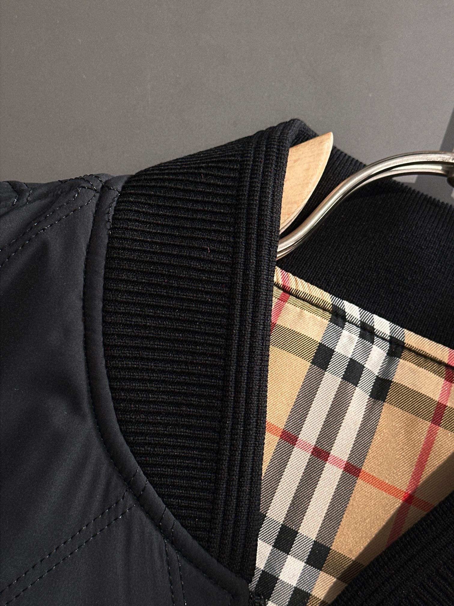 图片[5]-P700 Burberry博柏利 2024秋冬新款爆款休闲时尚轻薄棉服棉衣夹克 超前卫设计风格 细腻舒适 穿着非常轻便不易起皱多重重工艺 整体的设计颇具视觉感上身休闲有型有一定的挺括度绝对走在时尚最尖端的气质感推荐都市休闲必备
码数：L-4XL修身版型 178 140斤推荐XL-高仿包包