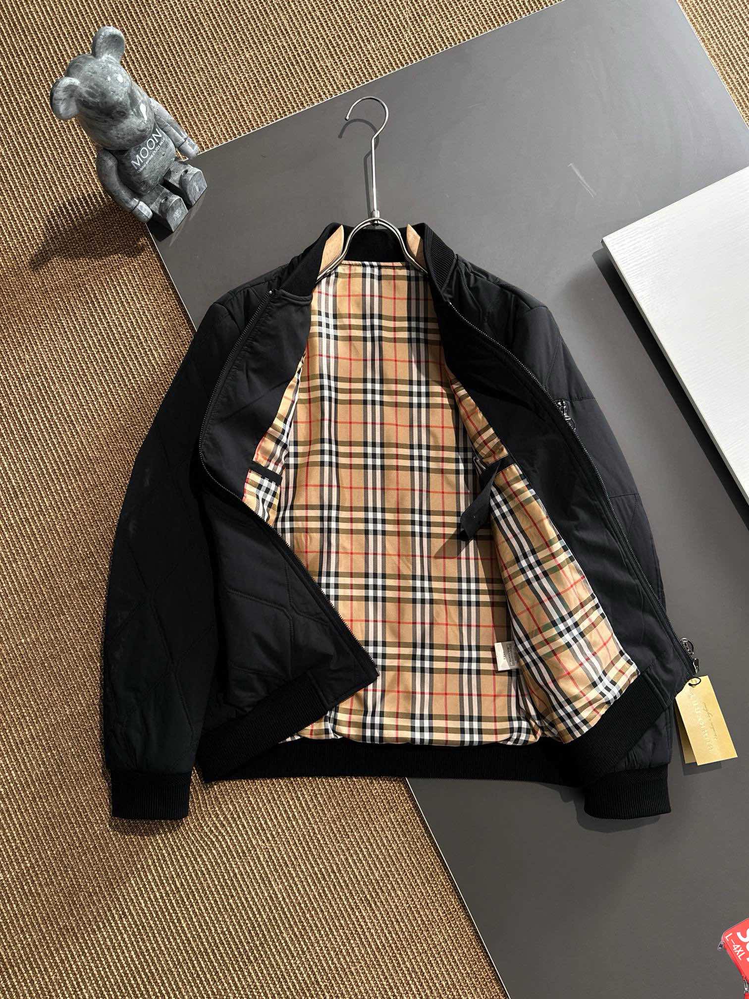 图片[3]-P700 Burberry博柏利 2024秋冬新款爆款休闲时尚轻薄棉服棉衣夹克 超前卫设计风格 细腻舒适 穿着非常轻便不易起皱多重重工艺 整体的设计颇具视觉感上身休闲有型有一定的挺括度绝对走在时尚最尖端的气质感推荐都市休闲必备
码数：L-4XL修身版型 178 140斤推荐XL-高仿包包