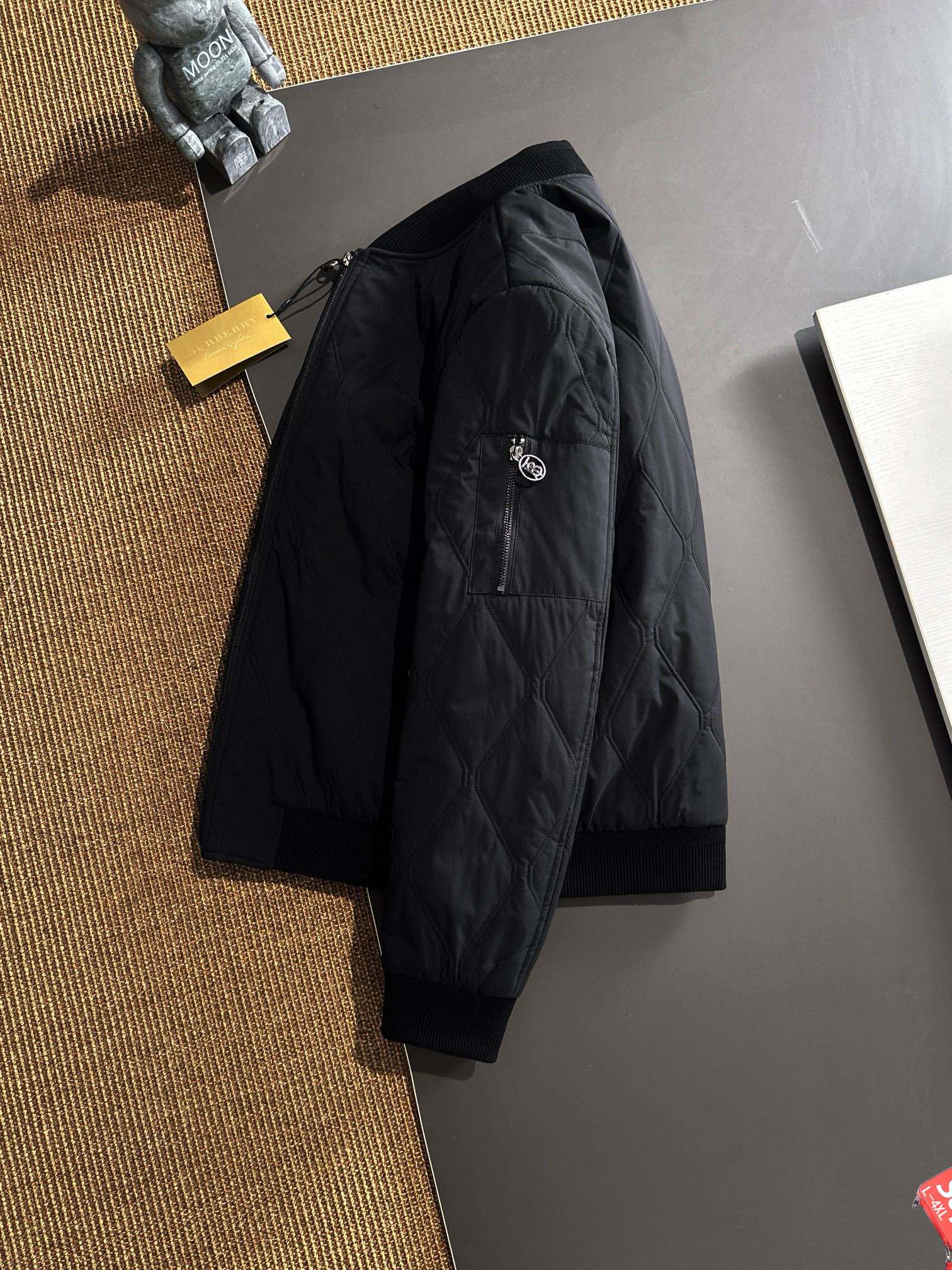 图片[4]-P700 Burberry博柏利 2024秋冬新款爆款休闲时尚轻薄棉服棉衣夹克 超前卫设计风格 细腻舒适 穿着非常轻便不易起皱多重重工艺 整体的设计颇具视觉感上身休闲有型有一定的挺括度绝对走在时尚最尖端的气质感推荐都市休闲必备
码数：L-4XL修身版型 178 140斤推荐XL-高仿包包