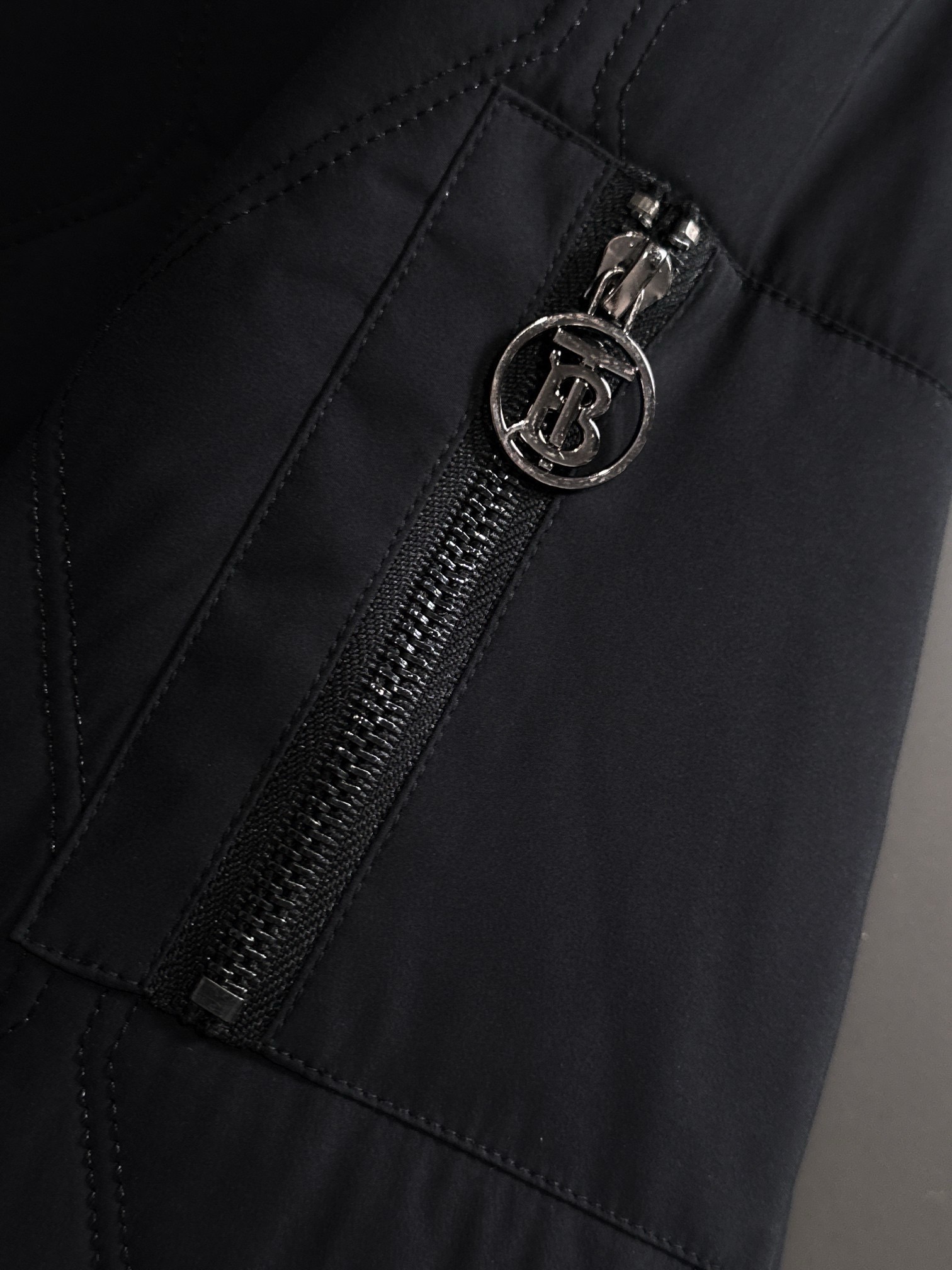 图片[7]-P700 Burberry博柏利 2024秋冬新款爆款休闲时尚轻薄棉服棉衣夹克 超前卫设计风格 细腻舒适 穿着非常轻便不易起皱多重重工艺 整体的设计颇具视觉感上身休闲有型有一定的挺括度绝对走在时尚最尖端的气质感推荐都市休闲必备
码数：L-4XL修身版型 178 140斤推荐XL-高仿包包