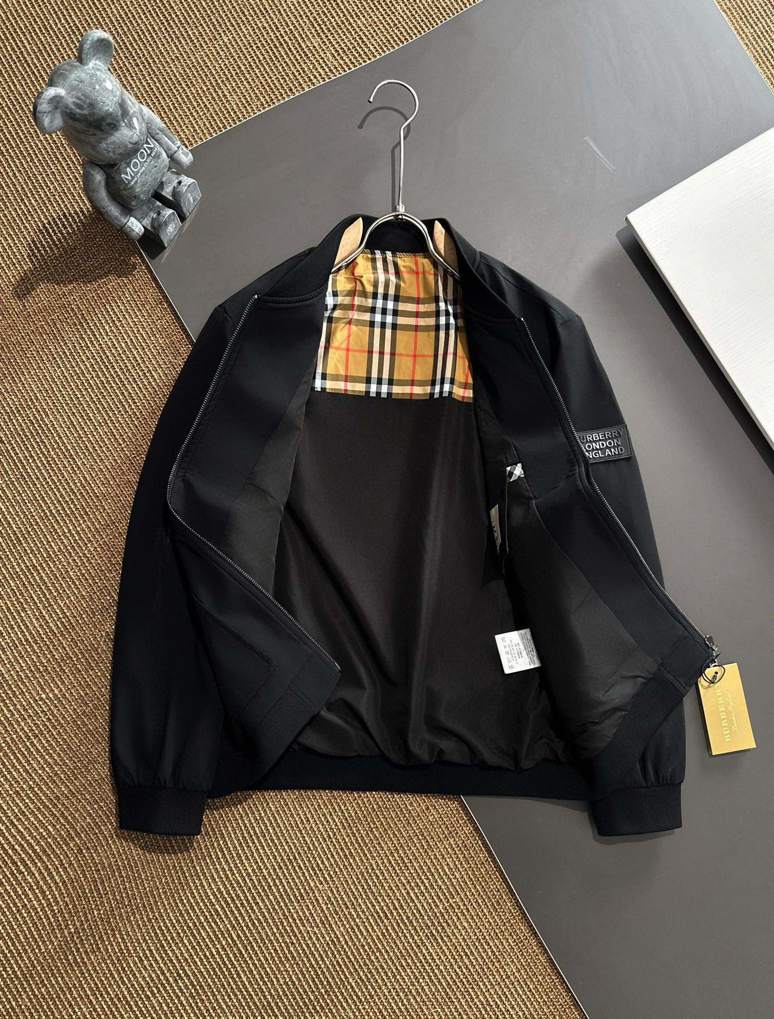 图片[2]-P700 Burberry博柏利 2024秋冬新款爆款休闲时尚夹克 超前卫设计风格 细腻舒适 穿着非常轻便不易起皱多重重工艺 整体的设计颇具视觉感上身休闲有型有一定的挺括度绝对走在时尚最尖端的气质感推荐都市休闲必备
码数：M~4XL 修身版型 178 135斤穿L 最大穿200斤-高仿包包