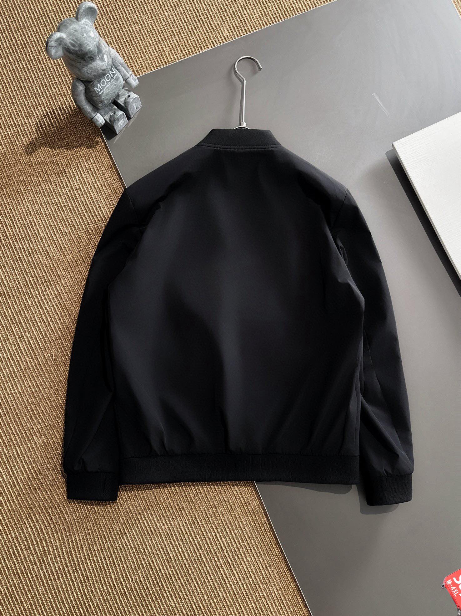 图片[3]-P700 Burberry博柏利 2024秋冬新款爆款休闲时尚夹克 超前卫设计风格 细腻舒适 穿着非常轻便不易起皱多重重工艺 整体的设计颇具视觉感上身休闲有型有一定的挺括度绝对走在时尚最尖端的气质感推荐都市休闲必备
码数：M~4XL 修身版型 178 135斤穿L 最大穿200斤-高仿包包
