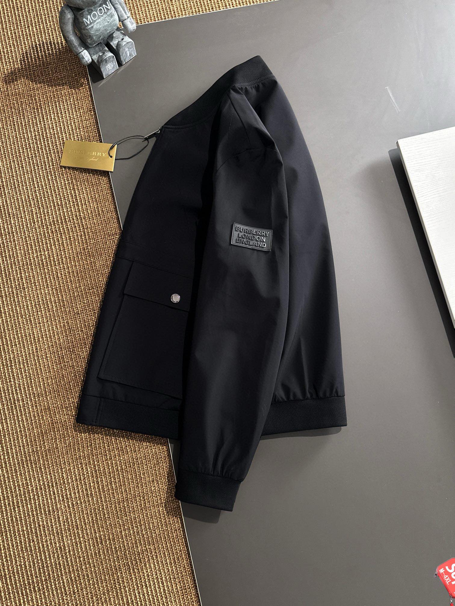 图片[4]-P700 Burberry博柏利 2024秋冬新款爆款休闲时尚夹克 超前卫设计风格 细腻舒适 穿着非常轻便不易起皱多重重工艺 整体的设计颇具视觉感上身休闲有型有一定的挺括度绝对走在时尚最尖端的气质感推荐都市休闲必备
码数：M~4XL 修身版型 178 135斤穿L 最大穿200斤-高仿包包