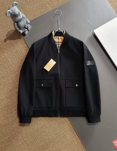 P700 Burberry博柏利 2024秋冬新款爆款休闲时尚夹克 超前卫设计风格 细腻舒适 穿着非常轻便不易起皱多重重工艺 整体的设计颇具视觉感上身休闲有型有一定的挺括度绝对走在时尚最尖端的气质感推荐都市休闲必备
码数：M~4XL 修身版型 178 135斤穿L 最大穿200斤-高仿包包
