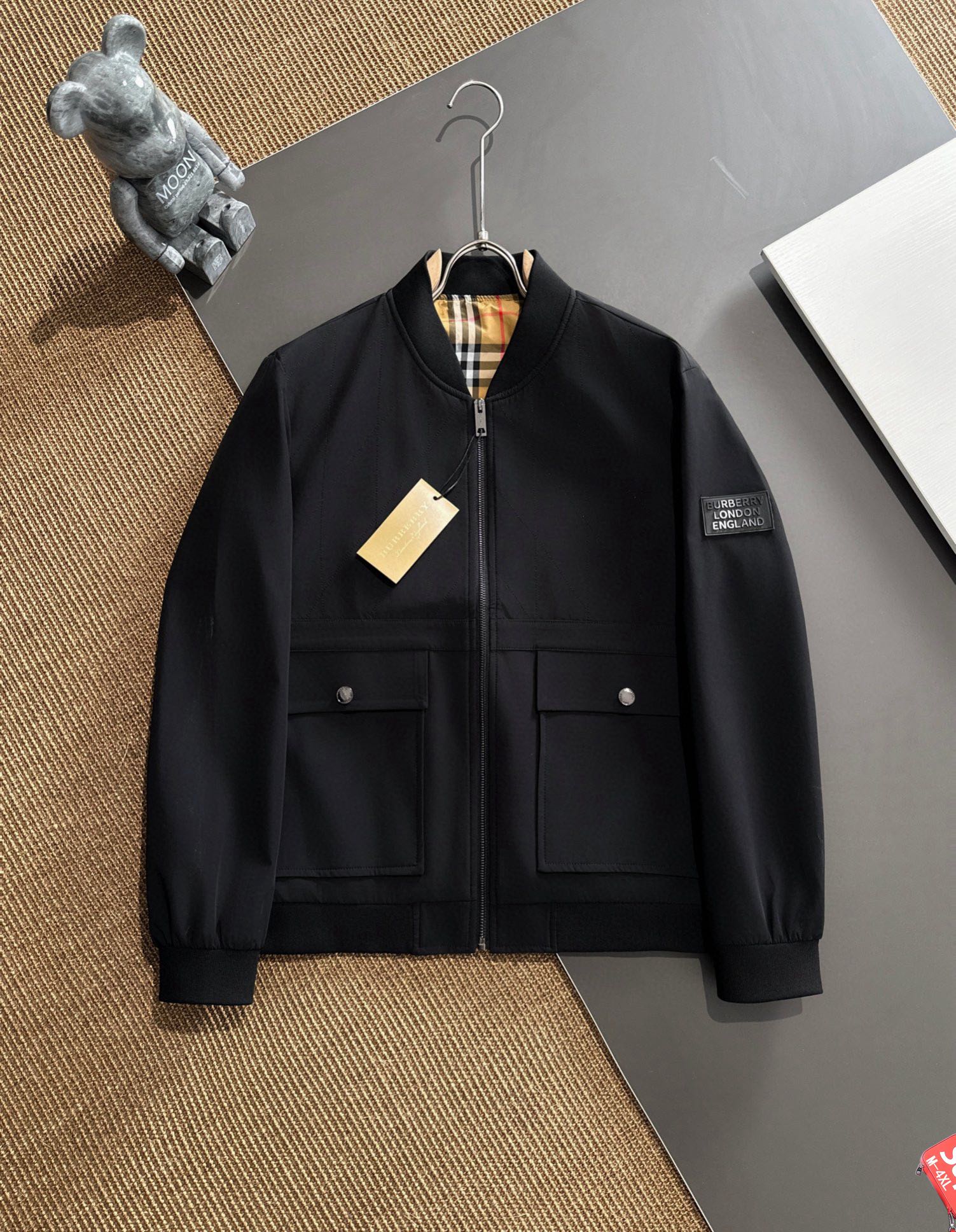 P700 Burberry博柏利 2024秋冬新款爆款休闲时尚夹克 超前卫设计风格 细腻舒适 穿着非常轻便不易起皱多重重工艺 整体的设计颇具视觉感上身休闲有型有一定的挺括度绝对走在时尚最尖端的气质感推荐都市休闲必备
码数：M~4XL 修身版型 178 135斤穿L 最大穿200斤-高仿包包