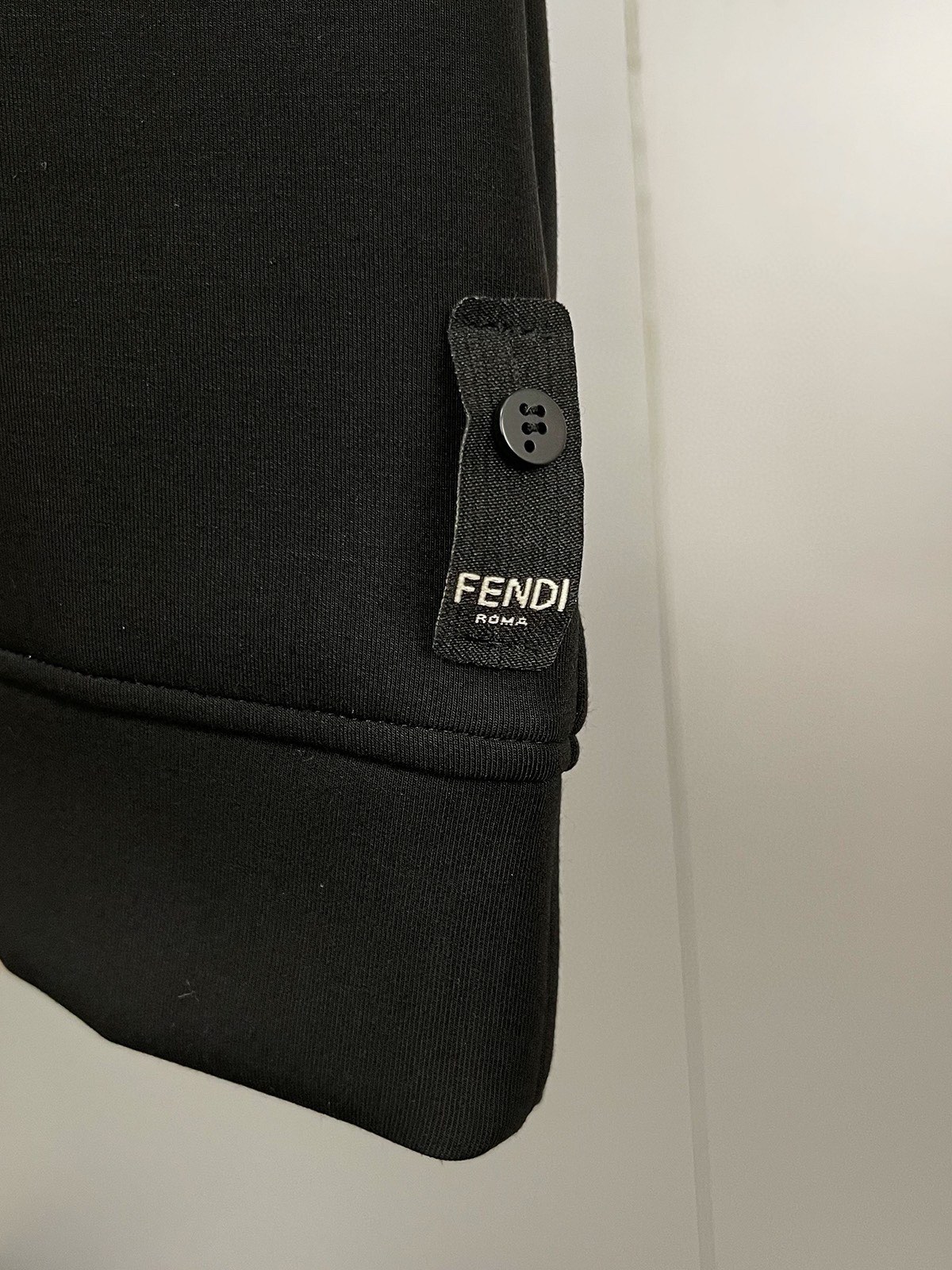 图片[7]-P480 FENDI芬迪  最大6XL穿240斤  2024秋冬GW同步卫衣T恤！秋冬单穿打底都非常出色！延续经典！全品相订单款！胸前重 工艺logo设计高端订制空气层长绒棉面料从版型到设计都很有时代的新潮感不管版型还是设计足够有细节！领口微微贴合颈部 好版型好面料！高密度精棉材质 上身舒适亲肤保暖有型！码数:M-6XL（178 140斤L 最大240斤）-高仿包包