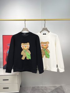 P480 FENDI芬迪  最大6XL穿240斤  2024秋冬GW同步卫衣T恤！秋冬单穿打底都非常出色！延续经典！全品相订单款！胸前重 工艺logo设计高端订制空气层长绒棉面料从版型到设计都很有时代的新潮感不管版型还是设计足够有细节！领口微微贴合颈部 好版型好面料！高密度精棉材质 上身舒适亲肤保暖有型！码数:M-6XL（178 140斤L 最大240斤）-高仿包包