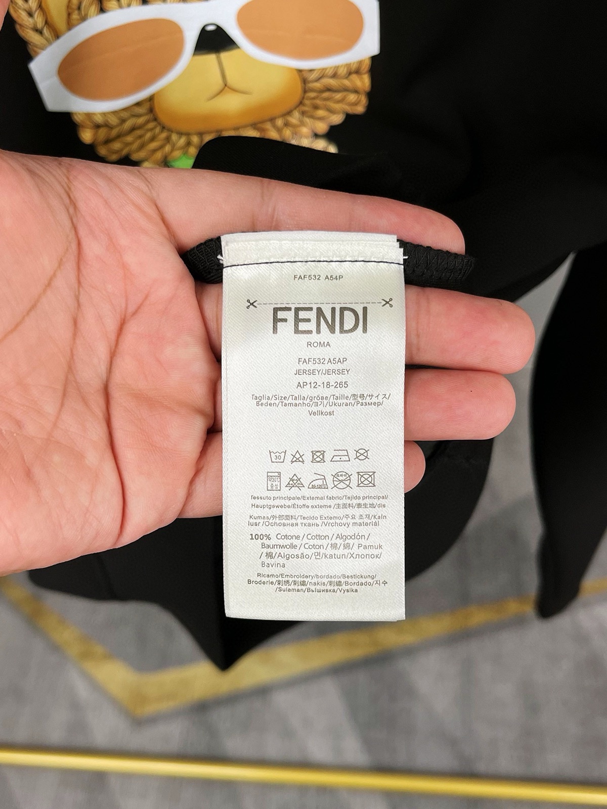 图片[9]-P480 FENDI芬迪  最大6XL穿240斤  2024秋冬GW同步卫衣T恤！秋冬单穿打底都非常出色！延续经典！全品相订单款！胸前重 工艺logo设计高端订制空气层长绒棉面料从版型到设计都很有时代的新潮感不管版型还是设计足够有细节！领口微微贴合颈部 好版型好面料！高密度精棉材质 上身舒适亲肤保暖有型！码数:M-6XL（178 140斤L 最大240斤）-高仿包包