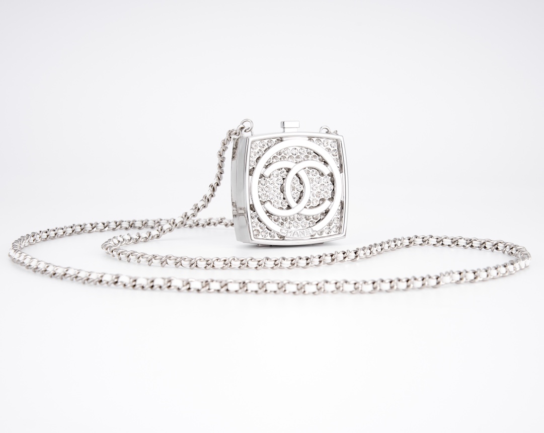 CHANEL 25C早春秀款钻石饰品盒子包小废包
🥰独家对版出货啦🥰无论是外观还是内里完美fk zp细节🤩

水钻闪闪典雅又有质感～全钢五金超A电镀颜值质感在线👍🏻内里是镜子zp一比一复刻走到哪儿都可以美美哒😊
水钻饰品盒无论是春夏秋冬都是搭配必入单品非常百搭～小废包能装下宝宝们的时髦哟🥰

材质：全钢五金➕水钻
尺寸：7.5×6.5×2.5cm-高仿包包