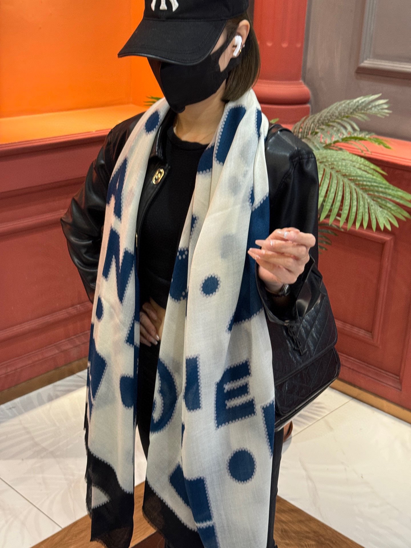 图片[2]-P360 重点推荐！！！高级舒适时髦气质相信我的就收吧！香奈儿这款触动内心的柔美围巾无法模仿的颜色和气质！！！围巾光影下还会有非常漂亮的特殊波纹肌理！一般工厂做不出这样的款属于羊绒中的佼佼者成功人士追求的品颜色我给满分！！！有点独有的仙气女性气质颜色淡雅不过分妖娆！尺寸规格100*200cm羊绒围巾-高仿包包