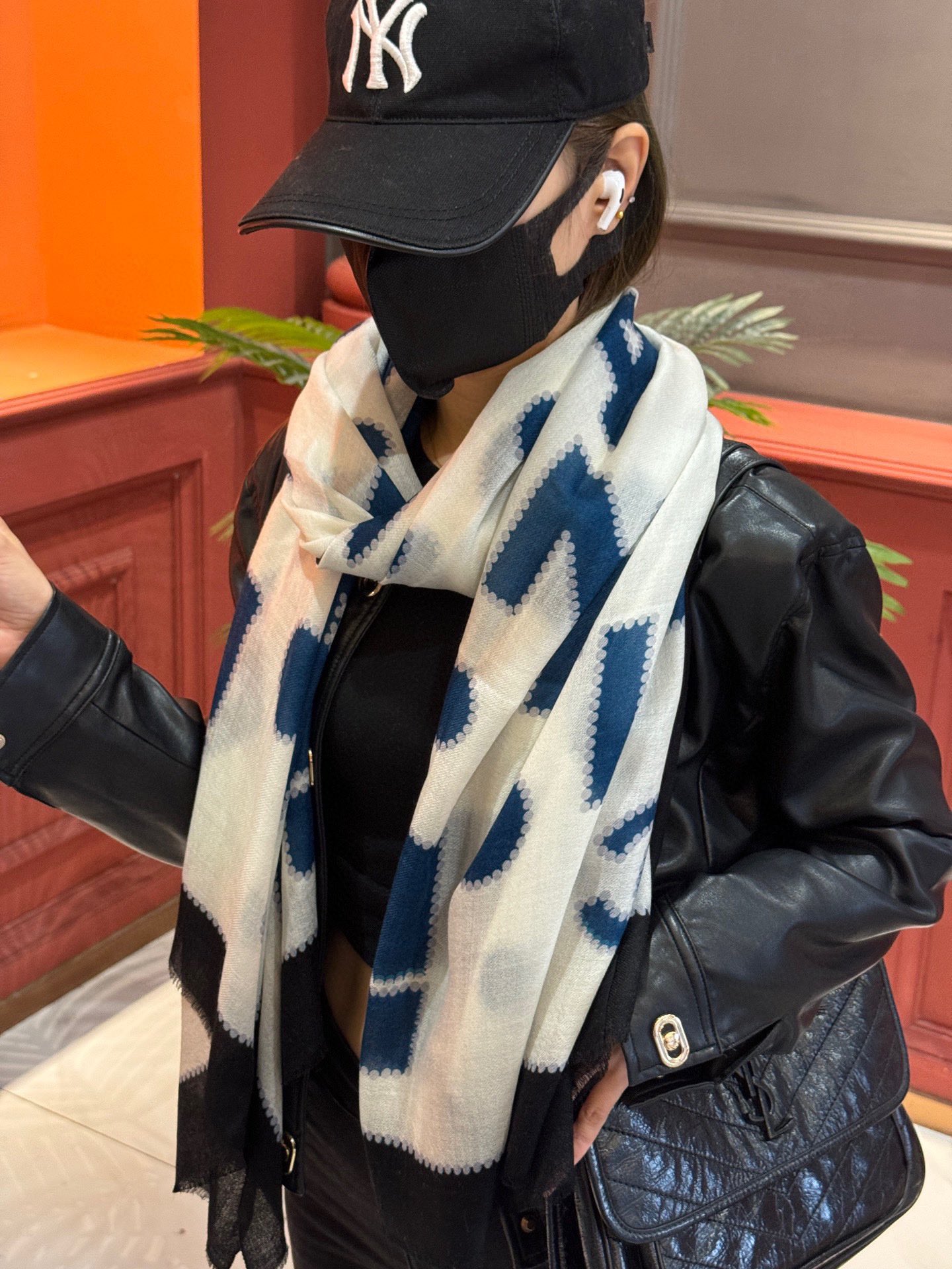 图片[3]-P360 重点推荐！！！高级舒适时髦气质相信我的就收吧！香奈儿这款触动内心的柔美围巾无法模仿的颜色和气质！！！围巾光影下还会有非常漂亮的特殊波纹肌理！一般工厂做不出这样的款属于羊绒中的佼佼者成功人士追求的品颜色我给满分！！！有点独有的仙气女性气质颜色淡雅不过分妖娆！尺寸规格100*200cm羊绒围巾-高仿包包