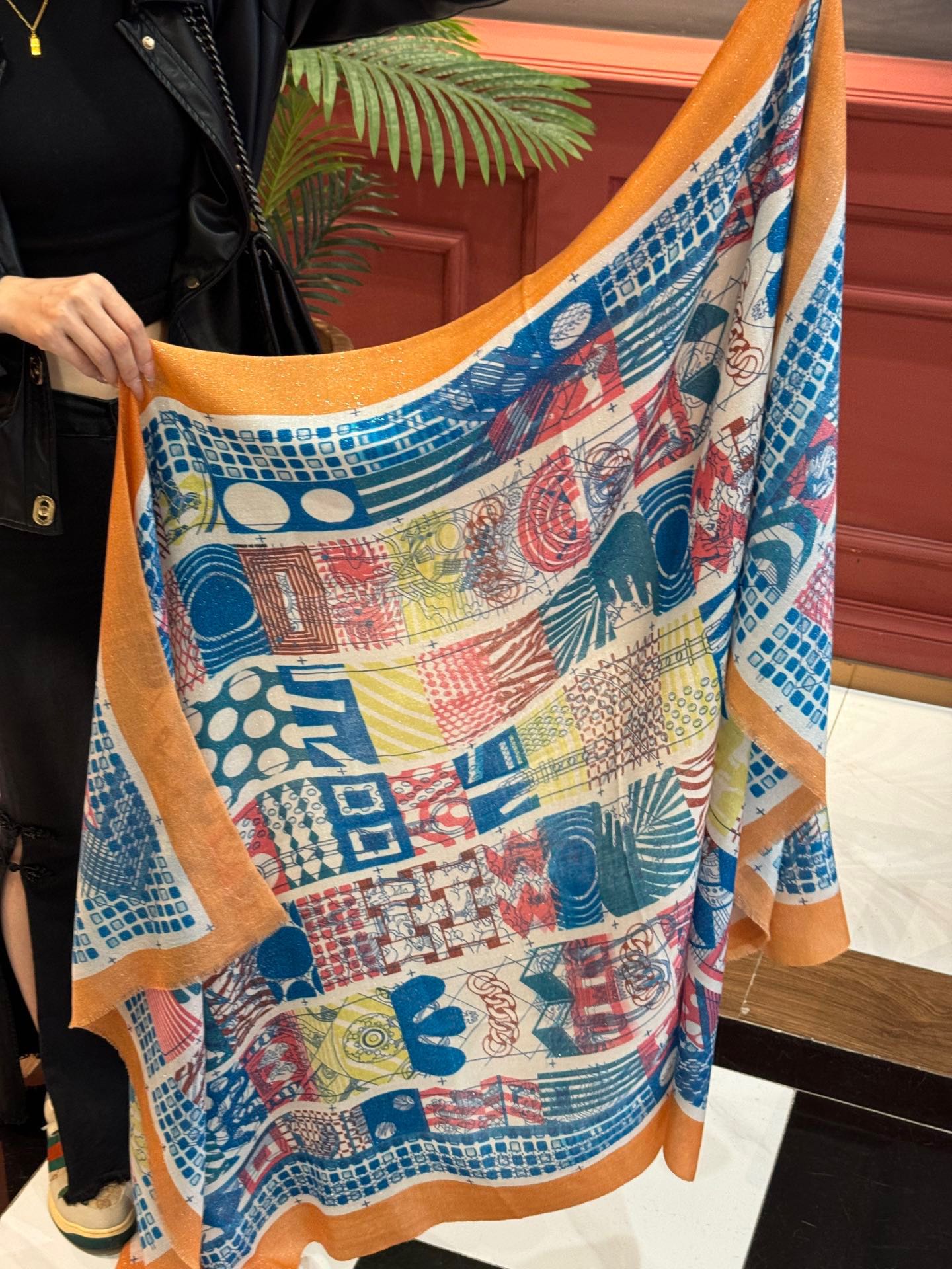 P410 will glow bright scarf Hermes buy said good-looking cashmere print recommended 💕 top craft super value Hermes counter burst cashmere square scarf 💟 three-dimensional rendering of the pattern pattern in kind of high grade 👍 👍 special technology high-end R & D stunning launch 🌟 special cutting-edge technology processing 👍 by the white rich people like both the quality, style and price of the big brand control of their screaming super high value for money absolutely! Worth getting 100% top quality pure cashmere Size: 100cm*200cm