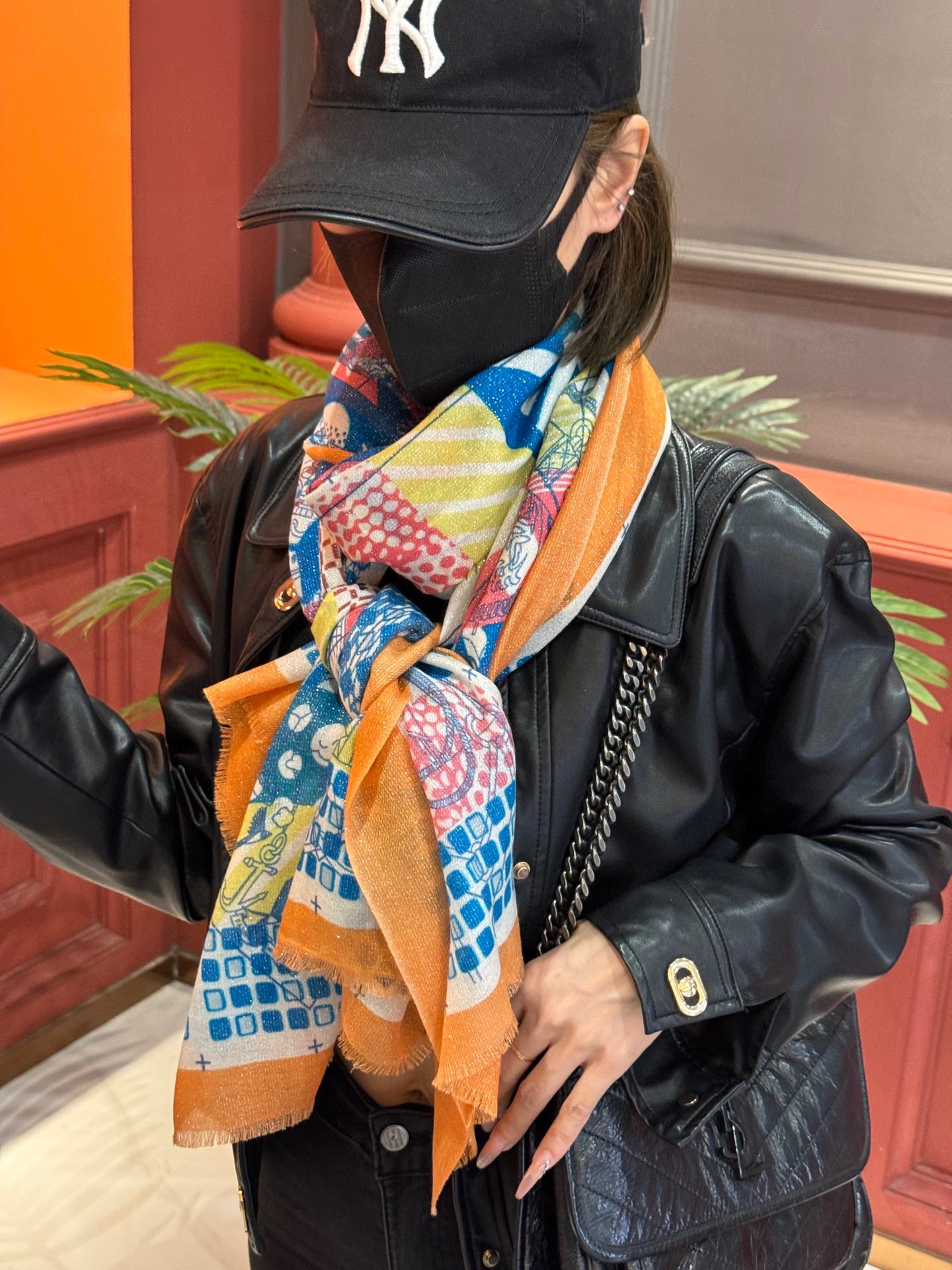 P410 will glow bright scarf Hermes buy said good-looking cashmere print recommended 💕 top craft super value Hermes counter burst cashmere square scarf 💟 three-dimensional rendering of the pattern pattern in kind of high grade 👍 👍 special technology high-end R & D stunning launch 🌟 special cutting-edge technology processing 👍 by the white rich people like both the quality, style and price of the big brand control of their screaming super high value for money absolutely! Worth getting 100% top quality pure cashmere Size: 100cm*200cm