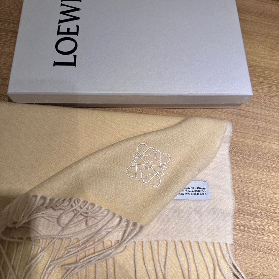 图片[2]-P320   ▪Loewe · 罗意威难得一见的温柔配色低调又不失优雅❗重点推荐❗双面配色一条围巾两种风格搭配高级舒适时髦气质名小众却大牌范十足超级安利❗loewe这款触动内心的柔美围巾极其简单的颜色搭配抢眼的变色logo点睛之笔确又不失美感成功人士的追求色彩绝对💯有点独有的仙气绝对的情侣款不二之选颜色淡雅不妖娆❗规格：33 x 180cm材质百分百羊绒羊毛混纺-高仿包包