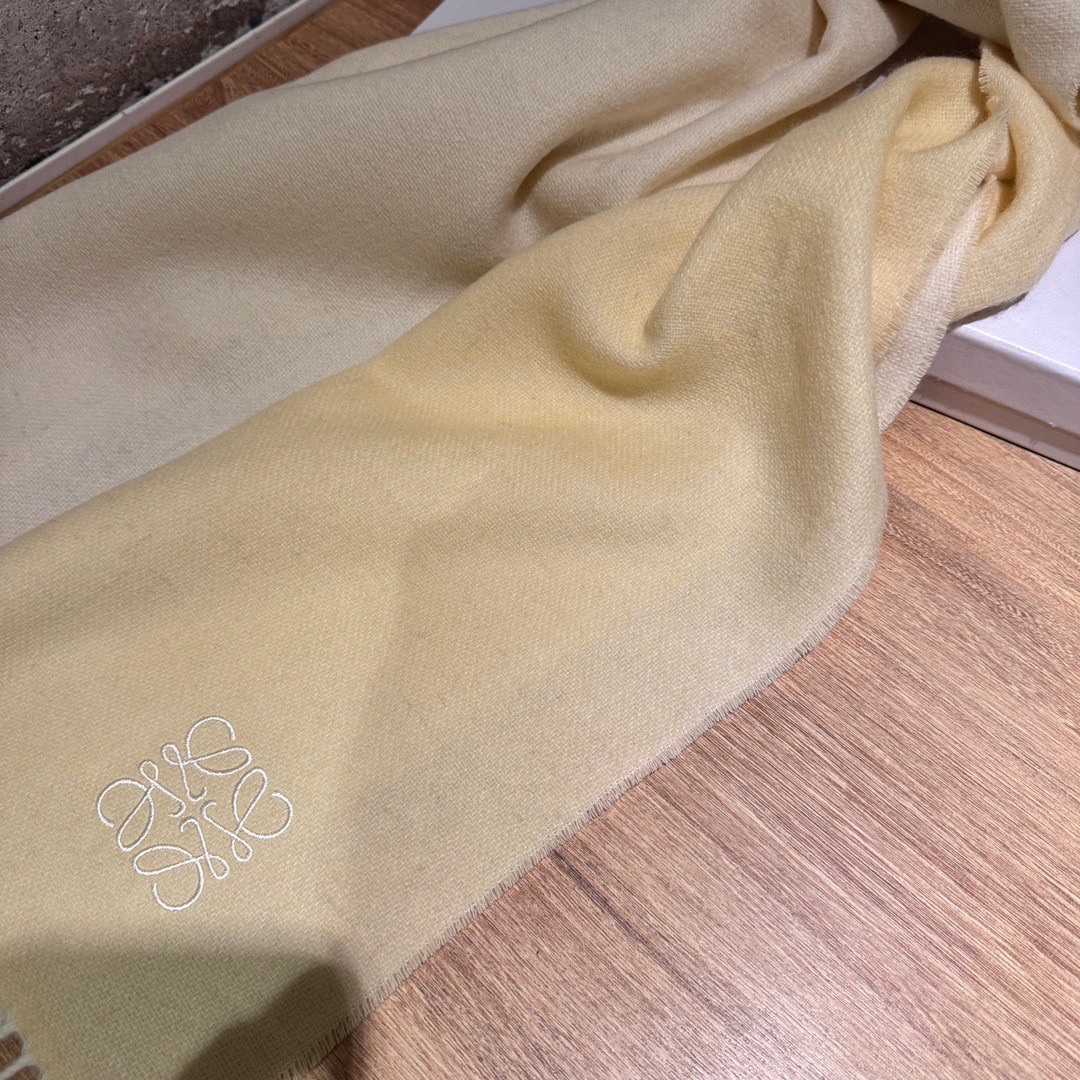 图片[6]-P320   ▪Loewe · 罗意威难得一见的温柔配色低调又不失优雅❗重点推荐❗双面配色一条围巾两种风格搭配高级舒适时髦气质名小众却大牌范十足超级安利❗loewe这款触动内心的柔美围巾极其简单的颜色搭配抢眼的变色logo点睛之笔确又不失美感成功人士的追求色彩绝对💯有点独有的仙气绝对的情侣款不二之选颜色淡雅不妖娆❗规格：33 x 180cm材质百分百羊绒羊毛混纺-高仿包包