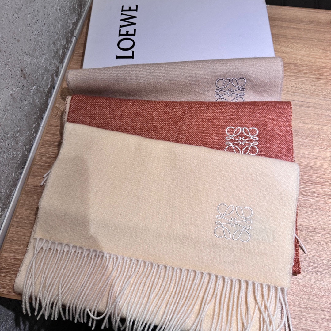 图片[9]-P320   ▪Loewe · 罗意威难得一见的温柔配色低调又不失优雅❗重点推荐❗双面配色一条围巾两种风格搭配高级舒适时髦气质名小众却大牌范十足超级安利❗loewe这款触动内心的柔美围巾极其简单的颜色搭配抢眼的变色logo点睛之笔确又不失美感成功人士的追求色彩绝对💯有点独有的仙气绝对的情侣款不二之选颜色淡雅不妖娆❗规格：33 x 180cm材质百分百羊绒羊毛混纺-高仿包包